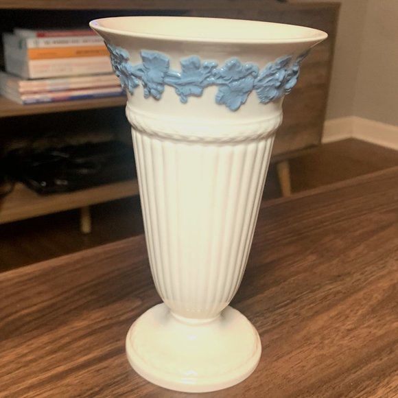 Wedgwood Etruria Barlaston Blue on White vase - 7 Inches Tall - Picture 1 of 7